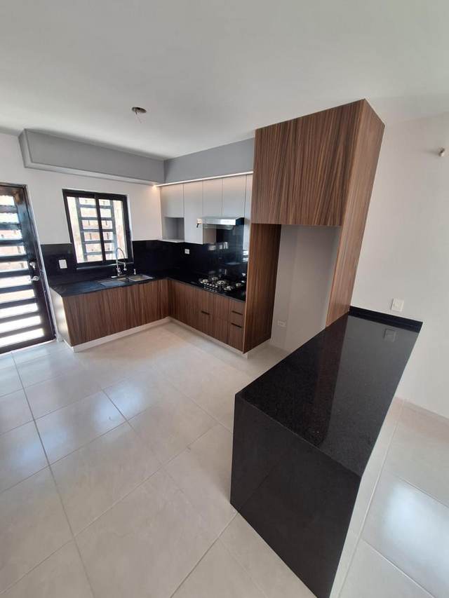 Cocina de concepto abierto con cubierta y salpicadero en granito negro