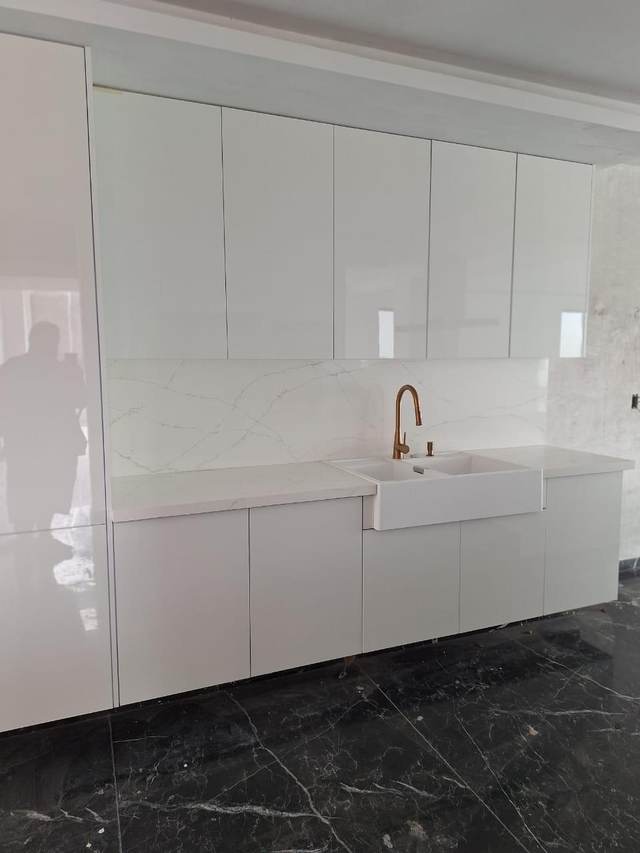 Lavabo tipo granja en mármol blanco con llave de acabado dorado
